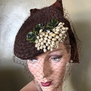 HIGH FASHION 1930s' BROWN STRAW TILT TOQUE WITH A CLUSTER OF PEARLS/LEAVES/VEIL